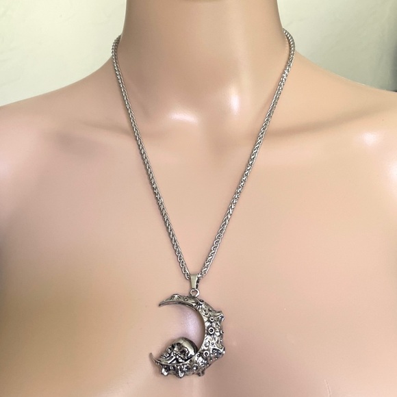 Silver crescent moon with Skull - Picture 5 of 5